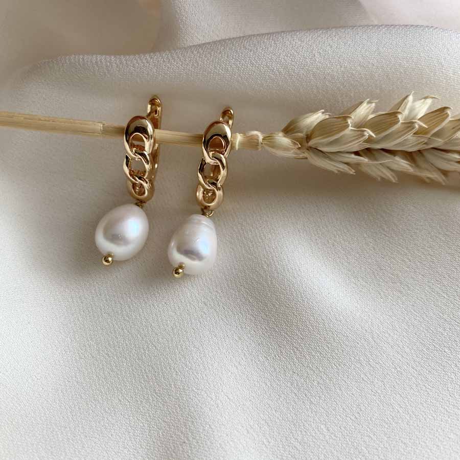 Passive leisure carpet Boucles d'oreilles pendantes avec motif chaine et perles d'eau douce. |  boutique aurélie mey